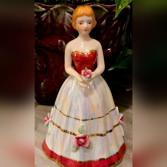 VINTAGE Elegant Figurine with Red and White Iridescent Dress 8 Inches - Picture 1 of 11